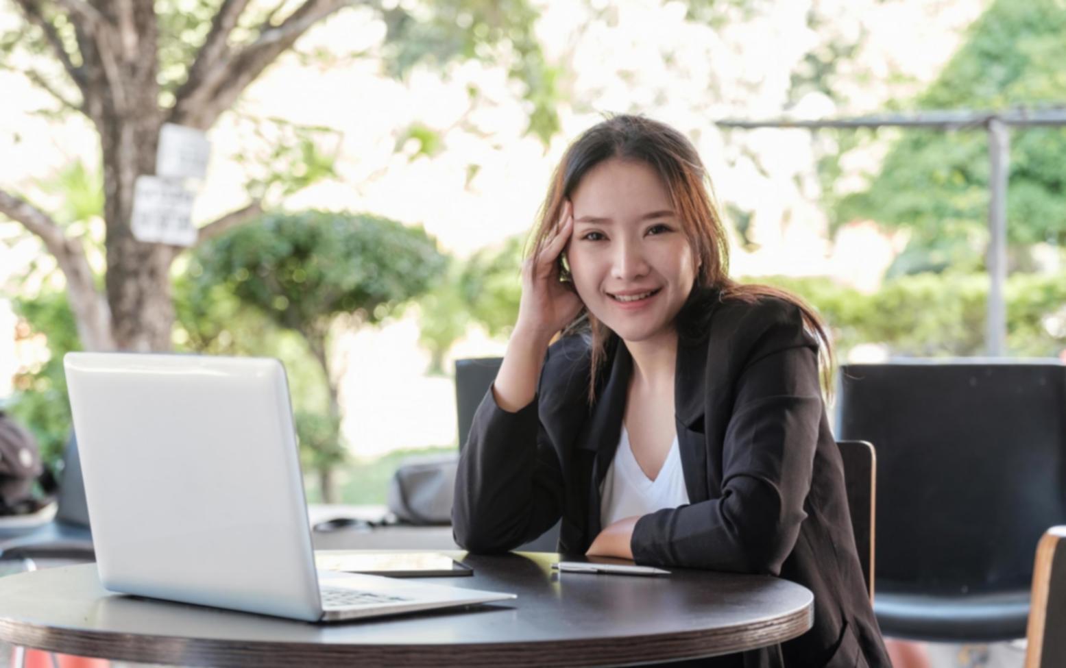 Équipe de professionnels analysant des données financières lors d'une formation en entreprise